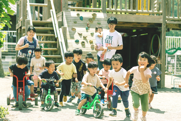 保育所で遊ぶ子供たち
